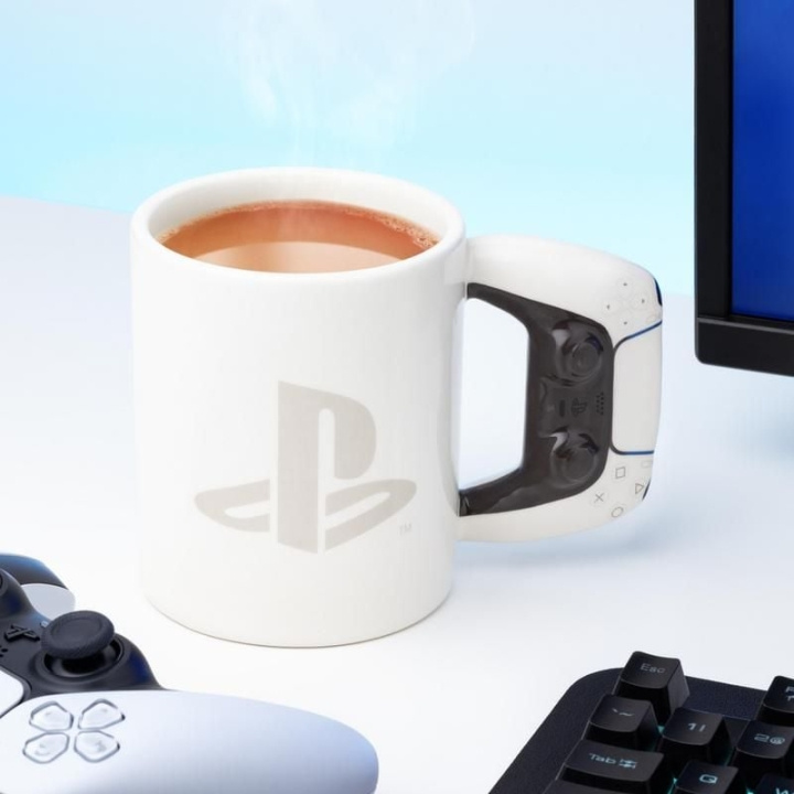 Paladone Playstation-formad mugg PS5 i gruppen SPORT, FRITID & HOBBY / Roliga prylar / Muggar hos TP E-commerce Nordic AB (C85493)