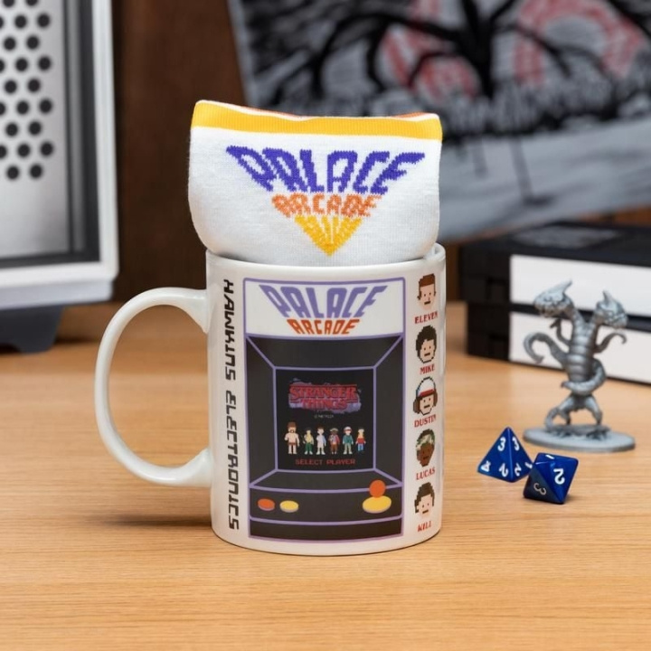 Paladone Stranger Things Mugg och Strumpor i gruppen SPORT, FRITID & HOBBY / Roliga prylar / Muggar hos TP E-commerce Nordic AB (C85497)