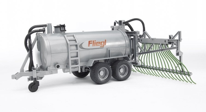 Bruder Fliegl Barrel Trailer med spridarrör (02020) i gruppen LEKSAKER, BARN- & BABYPRODUKTER / Leksaker / Leksaksbilar & andra fordon hos TP E-commerce Nordic AB (C88995)