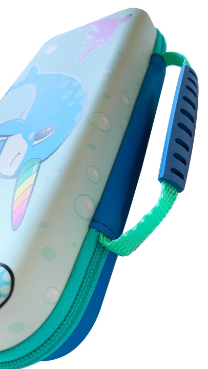 iMP TECH Narwhal Case Aqua / Blue Switch Lite-fodral i gruppen HEMELEKTRONIK / Spelkonsoler & Tillbehör / Nintendo Switch hos TP E-commerce Nordic AB (C92450)