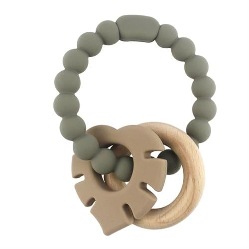 Magni Bitring armband silikon med träring och löv appendix - Grå (5544) i gruppen LEKSAKER, BARN- & BABYPRODUKTER / Babyleksaker / Aktivitetsleksaker hos TP E-commerce Nordic AB (C94334)