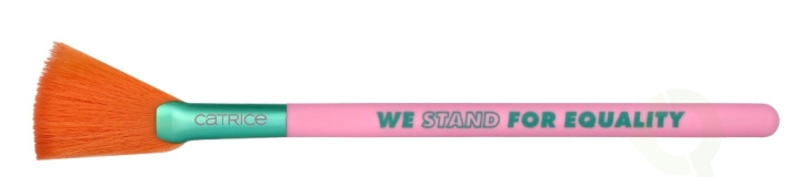 Catrice Who I Am Highlighter Brush 1 piece C01 We Stand For Equality i gruppen SKÖNHET & HÄLSA / Makeup / Verktyg & Sminkset / Borstar & Penslar hos TP E-commerce Nordic AB (D05857)