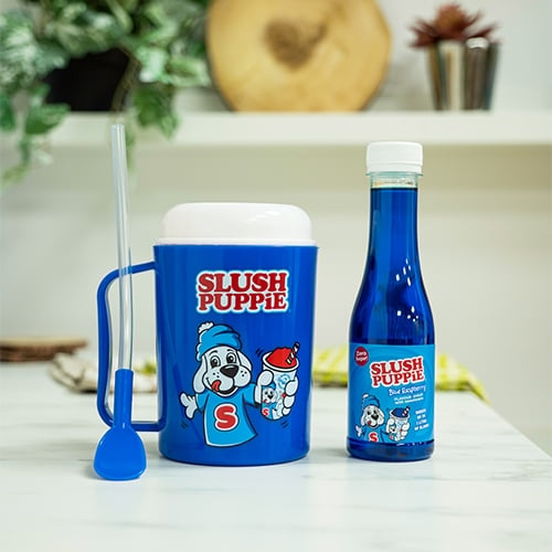 Fizz Creations SLUSH PUPPiE tillverkningskopp och original blåbärssirap - blå i gruppen SPORT, FRITID & HOBBY / Roliga prylar / Smarta saker hos TP E-commerce Nordic AB (D14077)